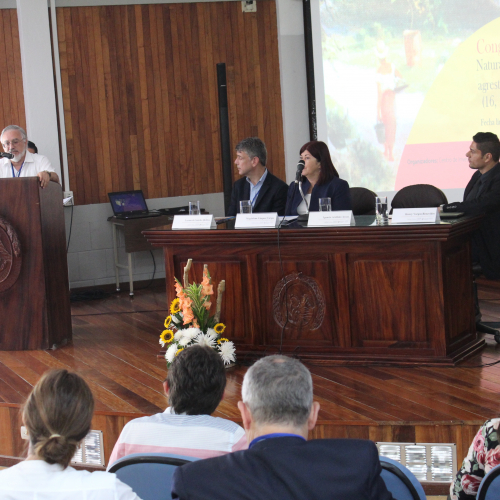 Conferencia Inaugural por el Dr. Ignacio Arellano Ayuso. En la mesa se encuentran: Dr. Leonardo Sánchez Dobles, Dra. Magdalena Vásquez Vargas y Dr. Henry Vargas Benavides.