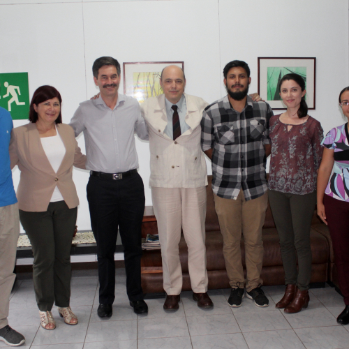 Dr. José Ricardo Chaves (en medio) junto con estudiantes y académicos de la Enseñanza del Castellano y la Literatura de la Sede de Occidente. 