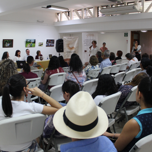 Participación del público, personas miembros de la Asociación Costarricense de Escritoras y familiares de la escritora Corina Rodríguez López..