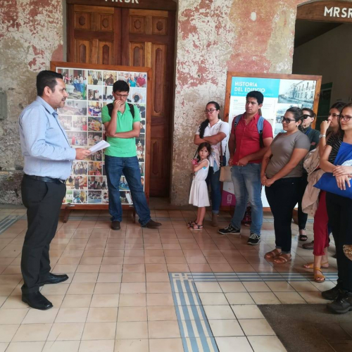 : M.Ed. Maynor Badilla Vargas, Director del Museo Regional de San Ramón; realiza exposición al público presente al que acudió estudiantes y vecinos de la comunidad de San Ramón.