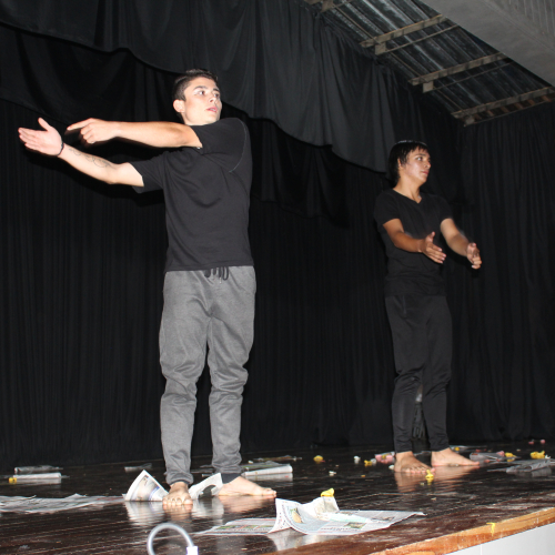 Muestra coreográfica; estudiantes participantes en el proyecto.